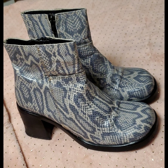 Boots - Picture 5 of 9